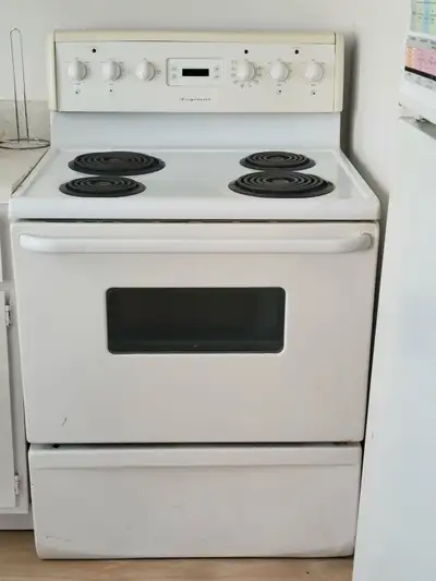 Cuisinière 4 feux et grand four État : très bon état Grande capacité de cuisson dans le four À récup...