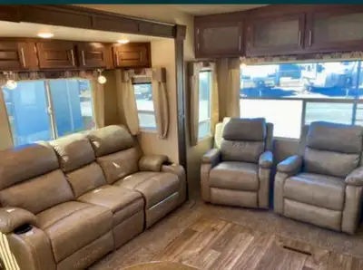 2021 Arctic fox Fifth Wheel grande ronde 35-Z 39 ft Like new Washer dryer combo New 14 ply tires New...