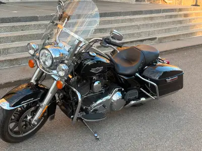 Je vends ma Harley Davidson Road King FLHR 2014, une moto de tourisme emblématique avec 41999 km au...