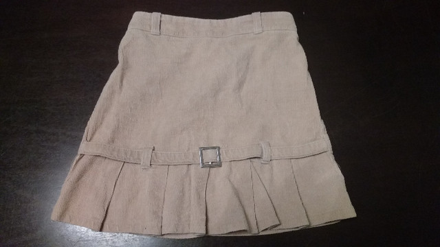 Shorts & skirt for girl in size 5 in EUC dans Vêtements - 5T  à Winnipeg - Image 2