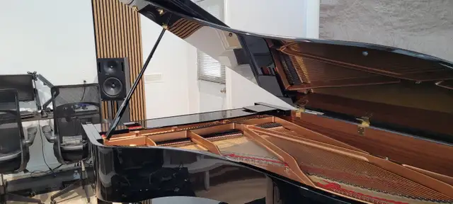 Grand Piano Yamaha C7 ( 2010) parfaite condition in Pianos & Keyboards in Laval / North Shore - Image 3