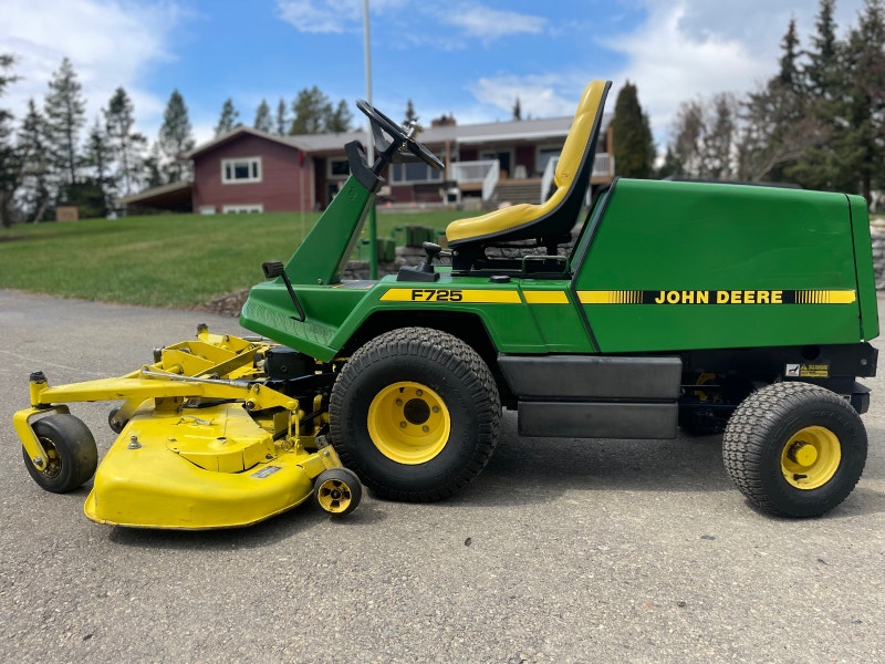 Reduced John Deere F 725 lawnmower Lawnmowers & Leaf Blowers Red