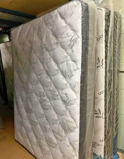 Matelas double à vendre neuf, View more