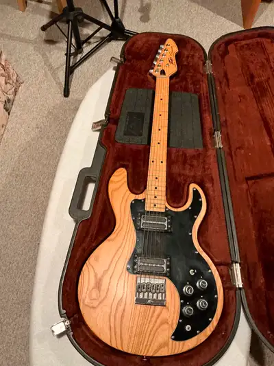 Late 1970’s Peavey T-60 made in USA in Excellent condition. Dual Toaster Humbucker pick-ups. Very li...