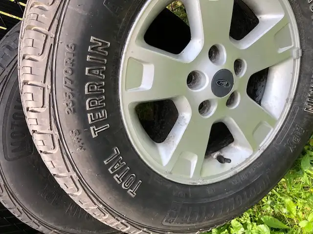 4 PNEUX ET 4 MAG ALUMINIUM  MOTOMASTER 235-70R16 in Tires & Rims in Longueuil / South Shore - Image 3