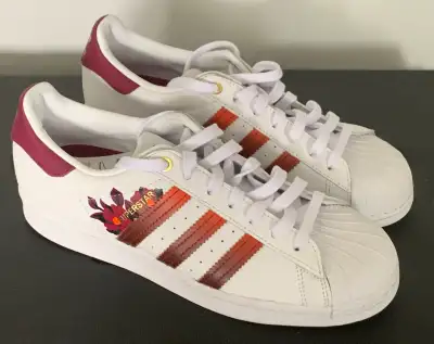 Adidas femmes chaussures neuves taille 9, View more