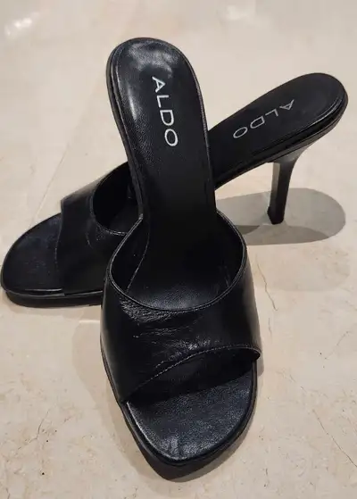 These are Aldo leather slip-in sandals in women's size 6, perfect for adding a touch of elegance to...