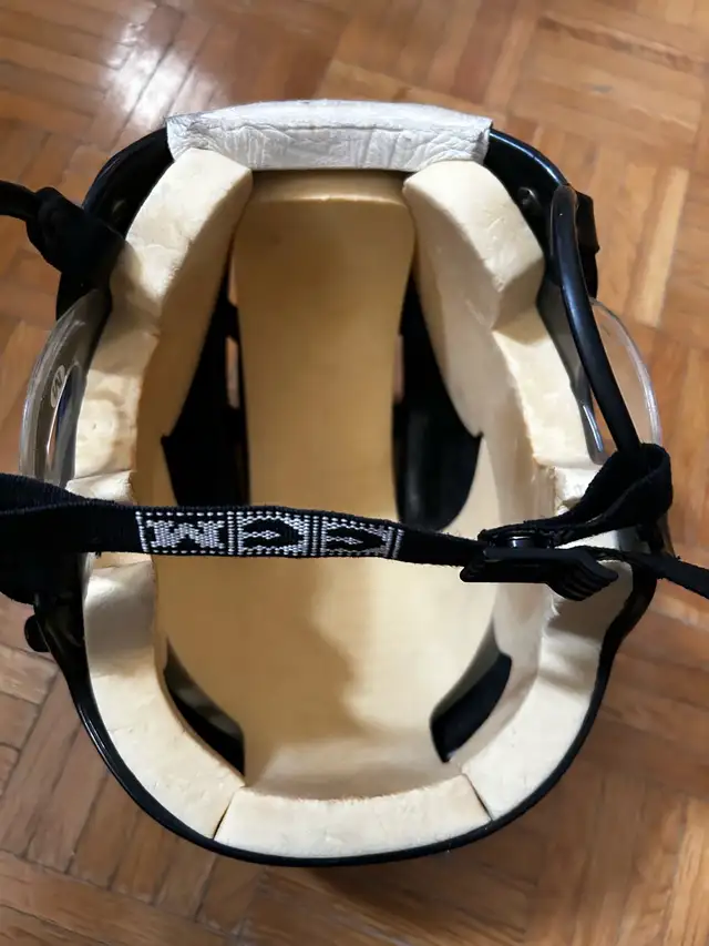 Kids Ice-skating hockey helmet  Size M (5-6 year old) in Skates & Blades in Mississauga / Peel Region - Image 6