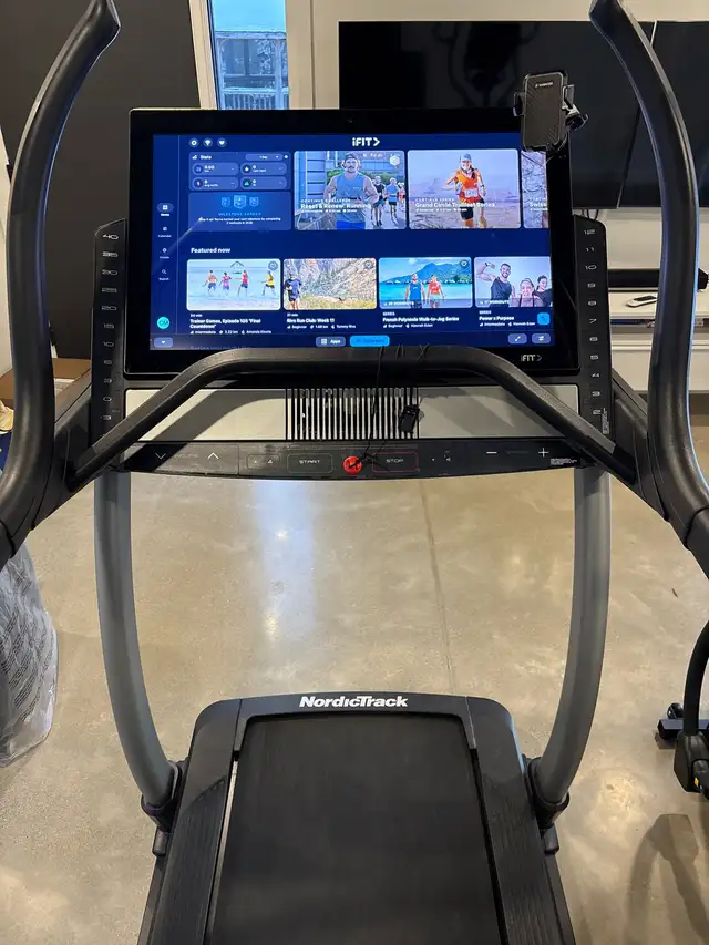 Nordic Track x32i Commercial Treadmill in Exercise Equipment in Kitchener / Waterloo - Image 4