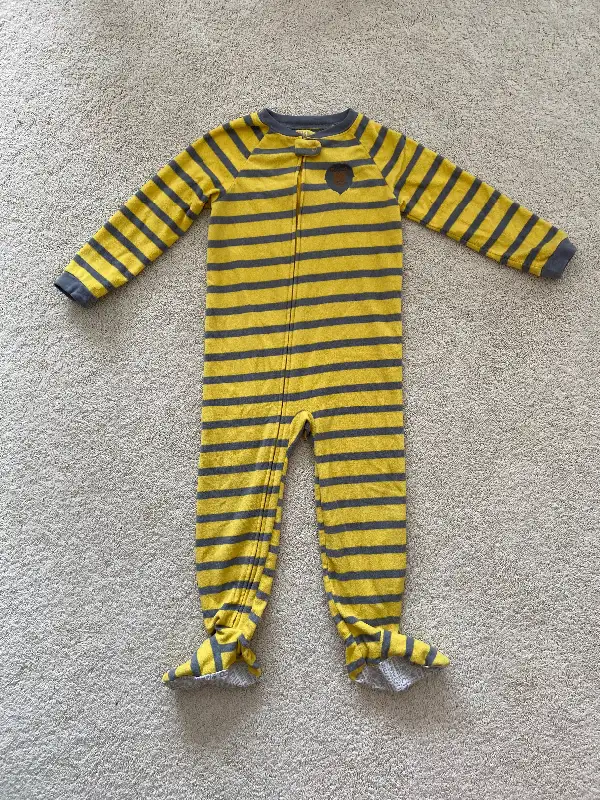 5T Lion Onesie/ Sleeper (Used New Condition) in Clothing - 5T in Winnipeg - Image 8