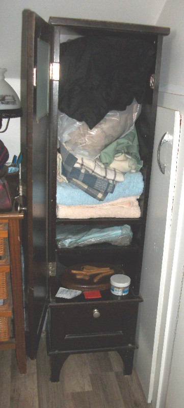 mini armoire de chambre  (pour mettre literie) dans Literie  à Sherbrooke - Image 2