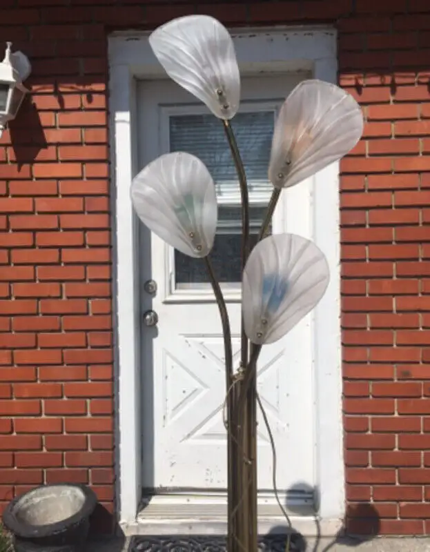 Lampe sur Pied Vintage floor Lamp Glass Shades 3 way in Indoor Lighting & Fans in City of Montréal - Image 7