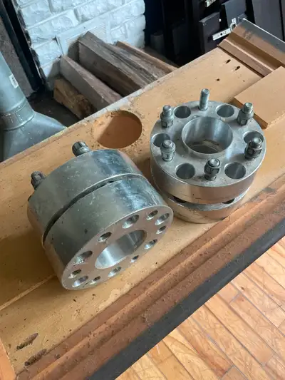 One pair of wheel spacers, great condition. Wheel spacers, common bolt pattern (6 bolts, 5.5 inches...