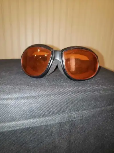 Riding goggles very nice with padded rim for swest and air reduction. 20$ obo Call or txt only 24987...