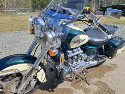 Beautiful 1997 Honda Valkyrie Tour, collectors plates, green on cream w/ red pinstripe, stock except...