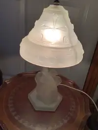 Vintage L&E Smith’s “Dutch Couple” Frosted White Glass Lamp 