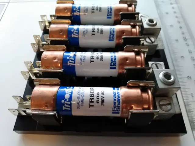 Porte-fusible 4x60A 250VAC 13195-410FQR-W avec fusibles TR60R in Electrical in Laval / North Shore - Image 2