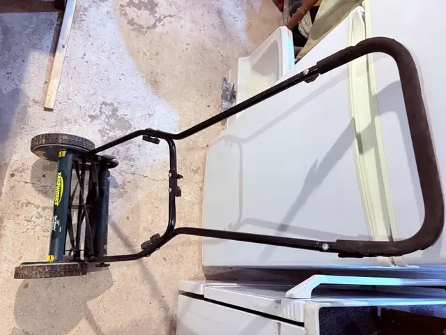 Yardworks 14" Reel Mower in Lawnmowers & Leaf Blowers in Markham / York Region - Image 4