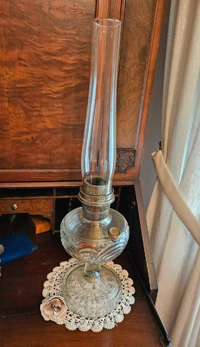 Vintage Aladdin lamp in Arts & Collectibles in Hamilton - Image 3