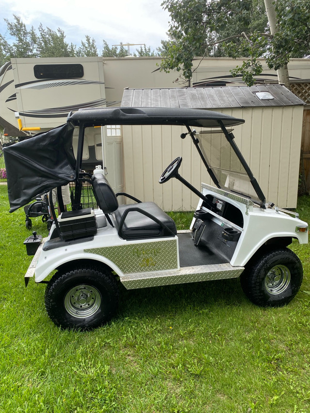 2003 Electric Club Car Golf Cart in Other in Grande Prairie - Image 2