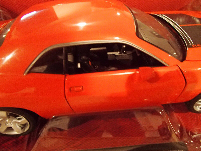 1:18 SCALE DIE-CAST FAIRFIELD MINT 2006 DODGE CHALLENGER CONCEPT in Toys & Games in Sarnia - Image 4