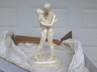 Figurine porcelaine. " Le baiser des amoureux".