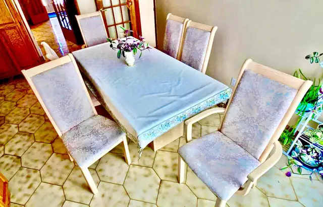 Glass Dining Table in Dining Tables & Sets in Longueuil / South Shore - Image 3