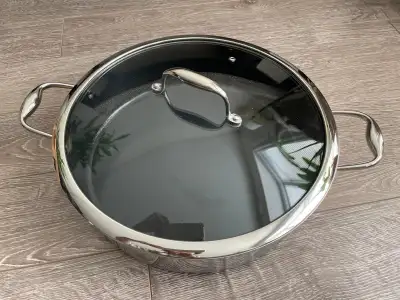 Hexaclay pan 7 Qt, 13” diameter, 3.5” H. Original price $305, now asking for $250 Brand new.