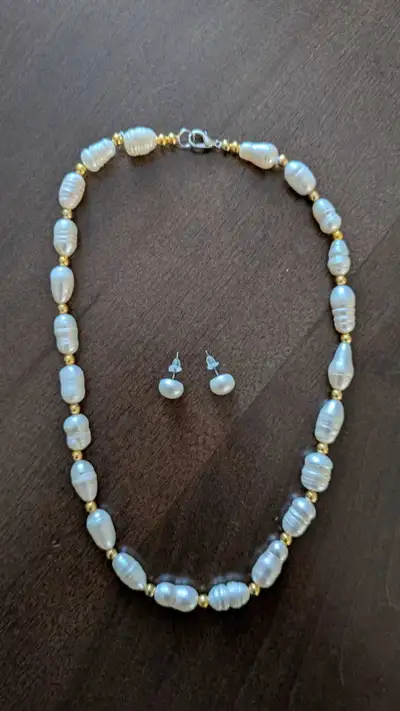 Collier de perles et boucles., View more