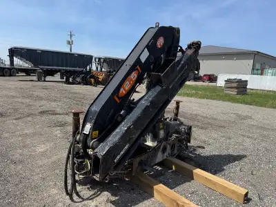 Used 2006 PM 12.5 knuckleboom crane with two hydraulic extensions, outriggers. Lifts 1,310 kg at 8.1...