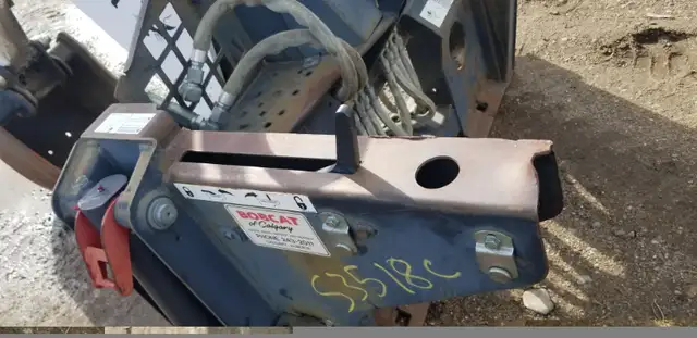 2003 Bobcat 709FDS Skid Steer Backhoe Attachment in Heavy Equipment in Regina - Image 8