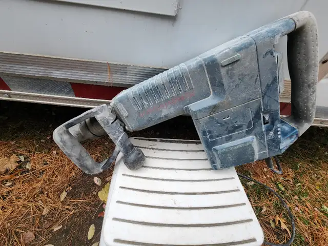 Bosch 11316 - SDS-max Demolition Hammer SKU: BOS11316 3 Bits in Power Tools in Windsor Region - Image 8