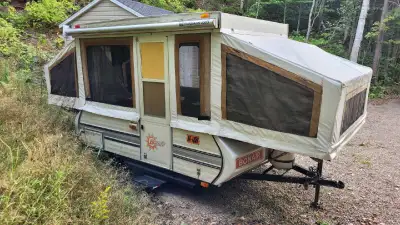 Marque Bonneville Année 1980 -2 lits doubles -1 table/lit -lavabo -à St-Éllie-De-Caxton