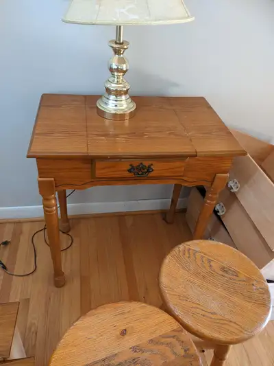 This pre-loved Puiras Wood Turnings vanity set features a classic wooden design , mirror is missing,...