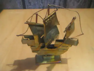 Bateau en métal LA NINA.  Hauteur : 5,5"  Longueur : 5,5"., View more
