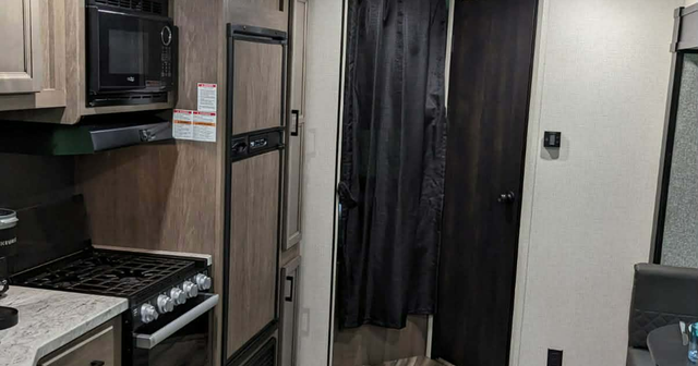 RV rental, trailer services, dump trailer, vehicle float in Ontario in Canada - Image 8