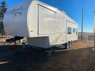 The 2007 Nu-Wa Hitchhiker 2 LS 29.5 LKTG fifth wheel RV is a 31-foot, premium fifth-wheel featuring...