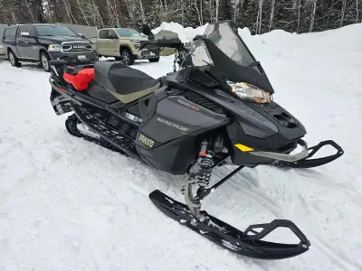 2022 Skidoo Mach Z 900R. Machine is clean with only 9629km. New battery, New Arrowhead Camso 1.30 tr...
