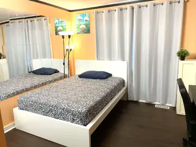 Furnished room for rent / Chambre mueblee a louer