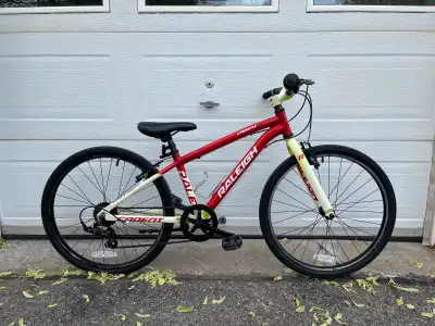Vélo pour enfants Raleigh roue 24 pouces 7 vitesse Shimano vélo ultra léger 100 pour cent aluminium...