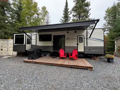 Model 401RDEN Purchased & delivered by Four Seasons RV in 2022. Spacious & Ready to Go! This Keyston...