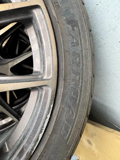 Pneus à vendre pneu été 235/45ZR18 sur mag 6mm profond