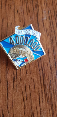 Toronto Blue Jays 4,000,000 Fans Lapel Pin '91, '92, '93