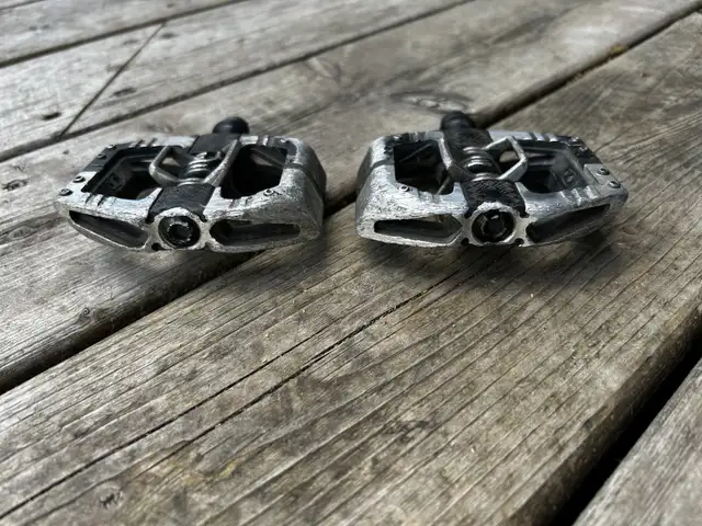 Crankbrothers Mallet E pedals (used) with new cleats/axles in Frames & Parts in Gatineau - Image 3