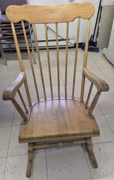 Chaise berçante vintage en vrai bois, View more