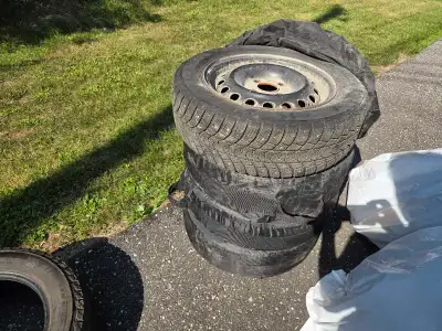 Pneus d'été Kapsen (sac blanc) 185/65R15 8/32 - 150$ Pneus d'hiver clouté Imperial sur jantes avec s...