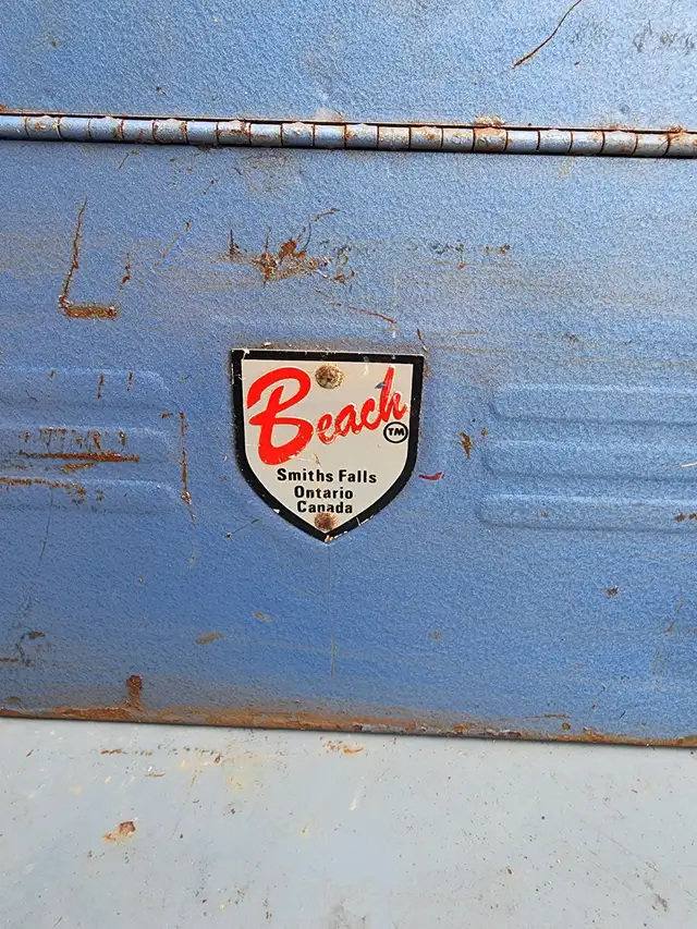 old rusty tool box heavy blue beach 18'' x 10'' x 13'' in Tool Storage & Benches in Oakville / Halton Region - Image 3