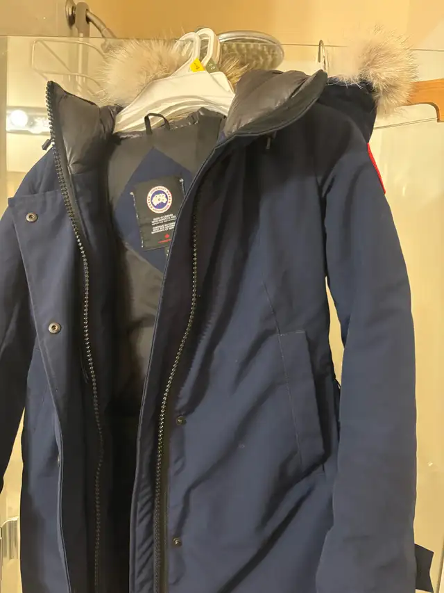 Canada goose Sherbrooke in Women's - Tops & Outerwear in Calgary - Image 4