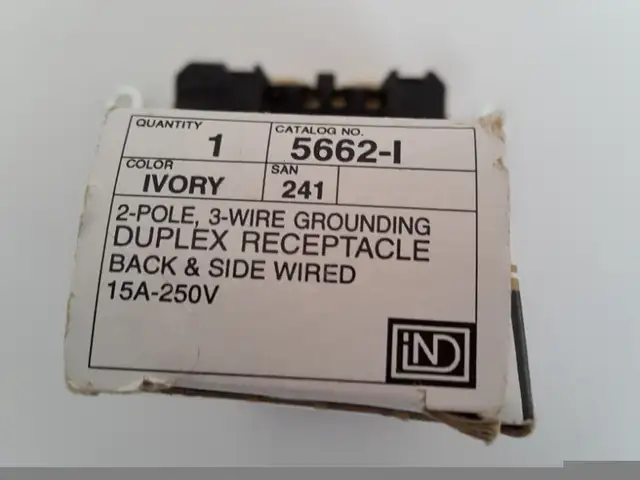Prise  6-15R   250V 15 ampères  couleur ivoire - Leviton in Electrical in Laval / North Shore - Image 4