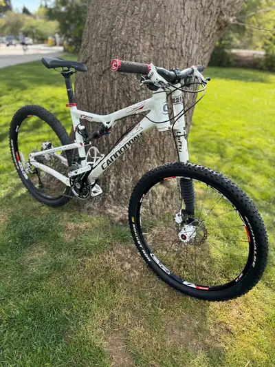 Stand out on the trail with this rare, handbuilt Cannondale Zone 20, a high-performance women’s moun...